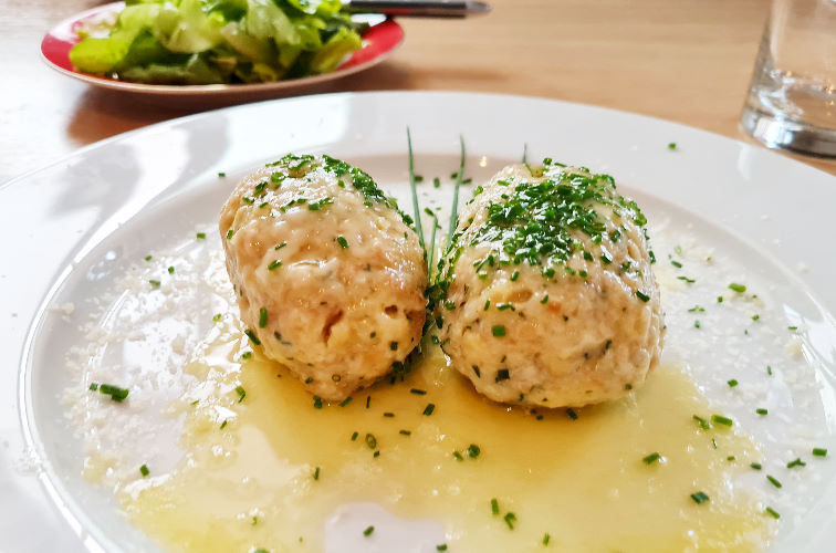 Rezept: Südtiroler Kasnockn 4 Südtiroler Kaesenocken mit Parmesankäse und Butter