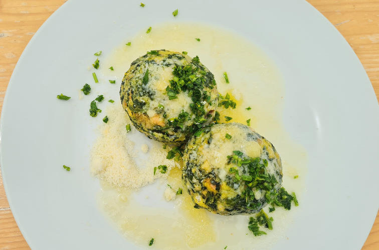 Rezept: Südtiroler Bärlauchknödel 1 Bärlauchknödel mit Butter und Parmesan