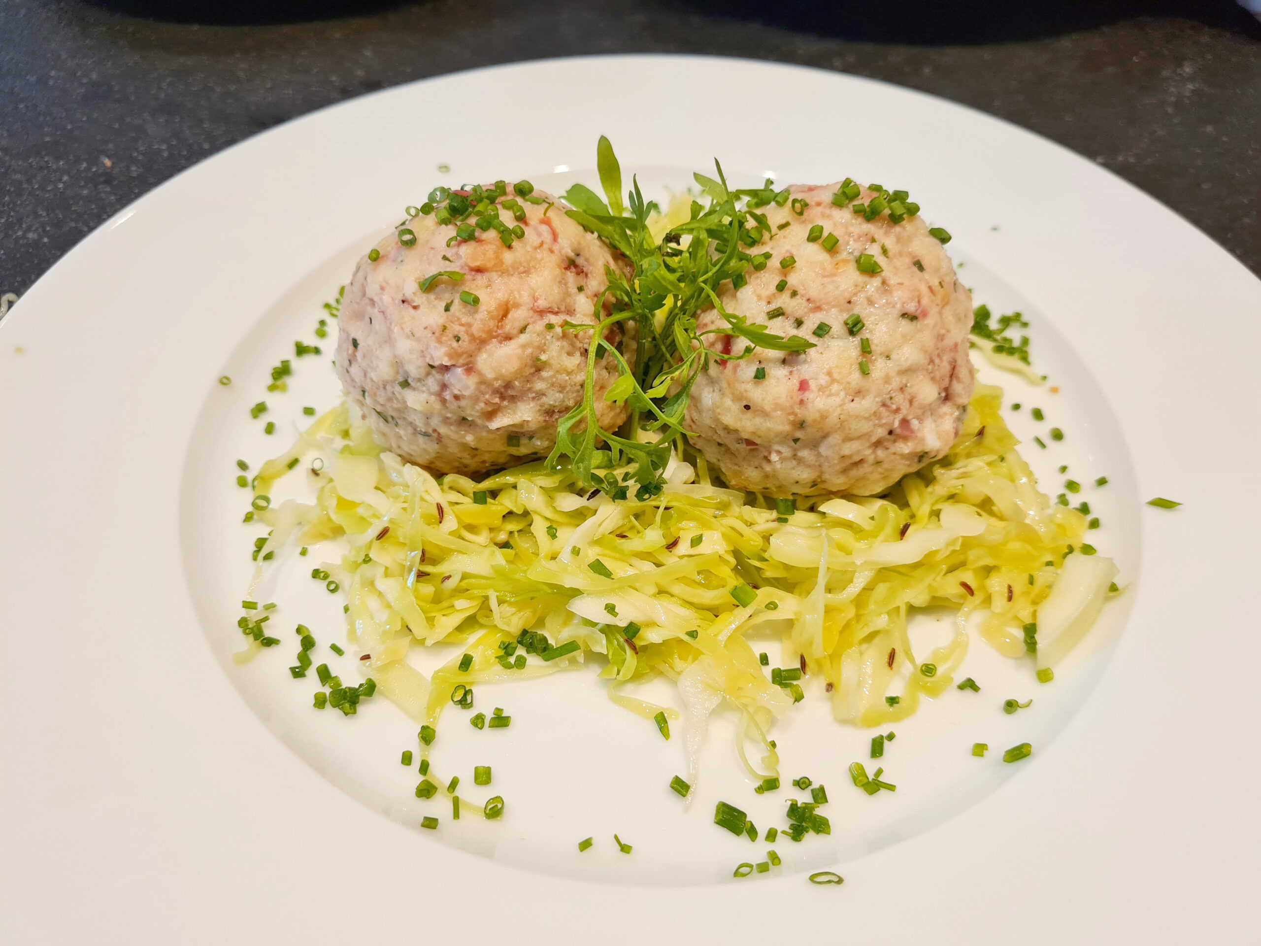 Rezept: Südtiroler Speckknödel 6 Südtiroler Speckknödel mit Krautsalat