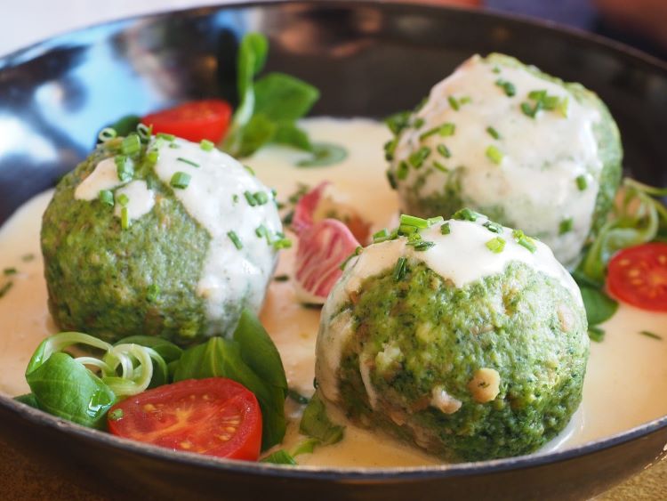 Rezept: Südtiroler Brennnesselknödel 2 Suedtiroler Spinatknoedel