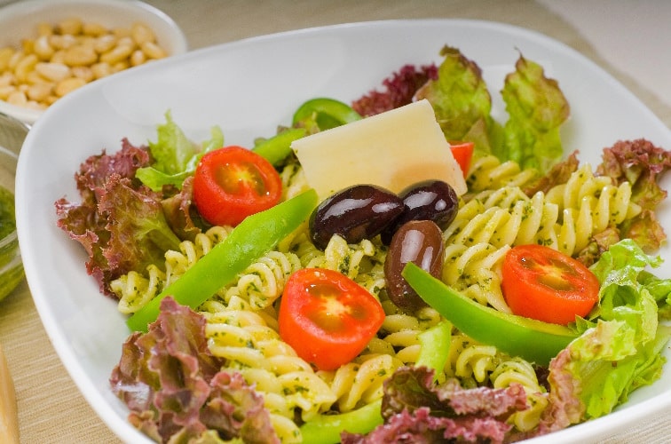 Nudelsalat mit Pesto 3 Nudelsalat mit Pesto italienische Arti mit Paprikastreifen und Oliven