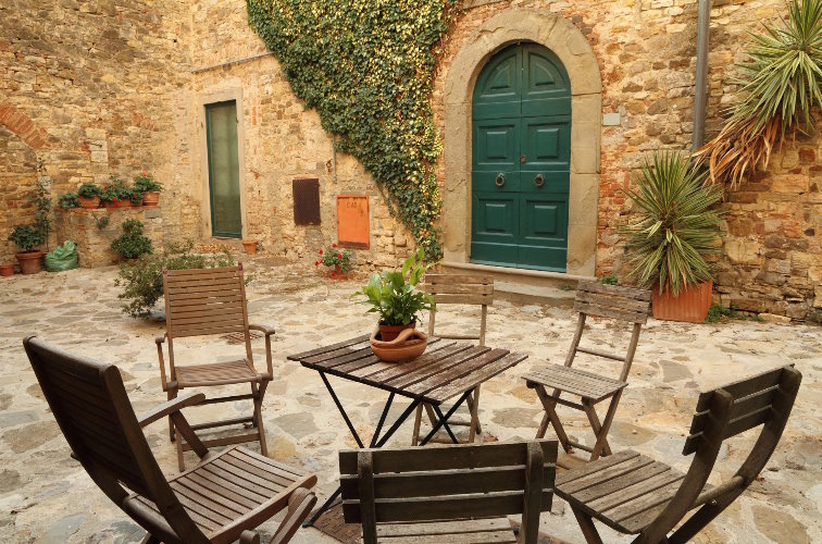 Hinterhof in Panzano in Chianti mit den typischen Steinen des Etruskerstils