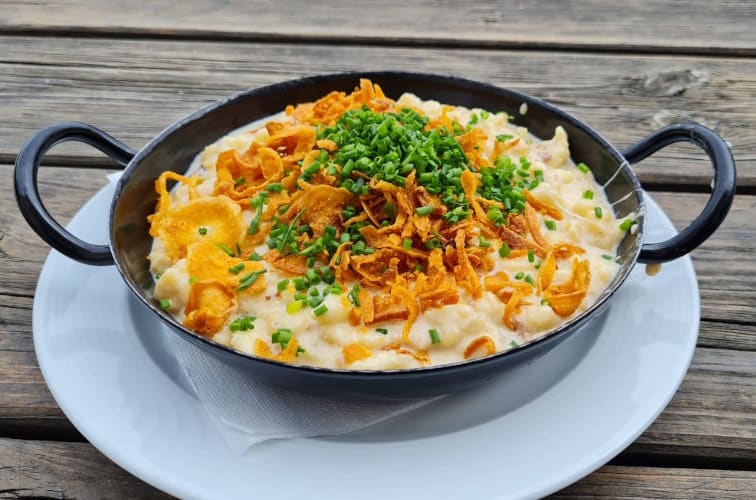 Käsespätzle in der Pfanne (Rezept schnell & einfach) 3 Käsespätzle in der Pfanne mit geröteten Zwiebeln und Schnittlauch von vorne