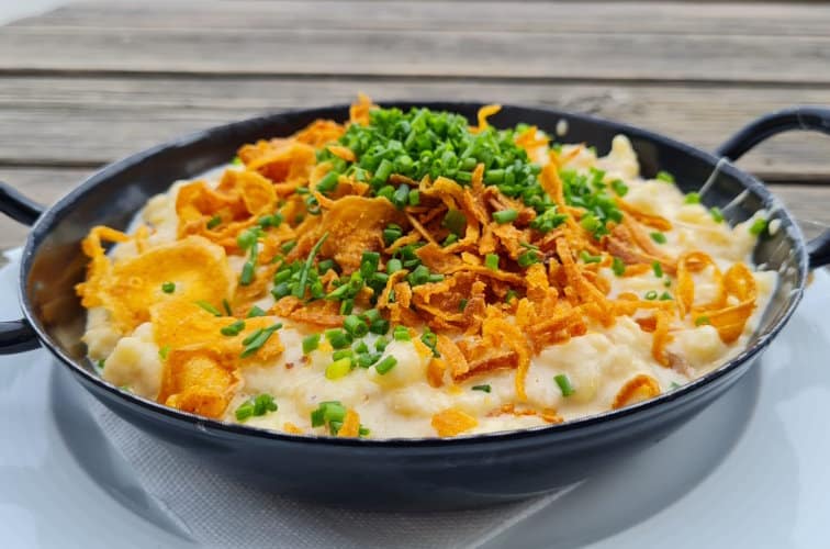 Käsespätzle in der Pfanne (Rezept schnell & einfach) 4 Käsespätzle in der Pfanne mit geröteten Zwiebeln und Schnittlauch mit viel Rahm