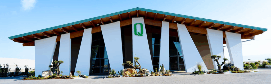 Quattrociocchi Olivenölproduktion Modernes Gebäude der Olivenölmanufaktur Quattrociocchi in Italien mit stilvoller Architektur und mediterraner Bepflanzung.