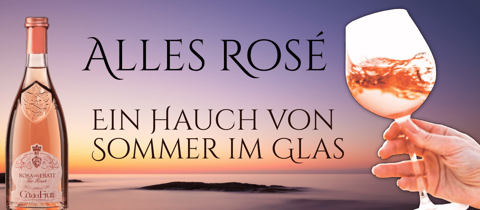 Roséwein-Flasche und gefülltes Weinglas vor Sonnenuntergang mit dem Text: 'Alles Rosé – Ein Hauch von Sommer im Glas